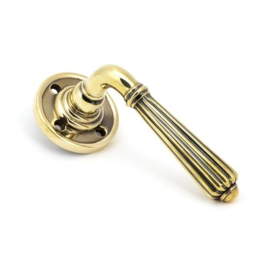 HINTON LEVER HANDLE ON ROUND ROSE