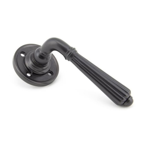 HINTON LEVER HANDLE ON ROUND ROSE