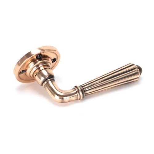 HINTON LEVER HANDLE ON ROUND ROSE