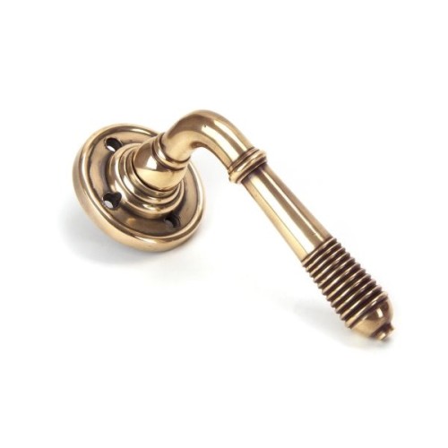 REEDED LEVER ON ROUND ROSE