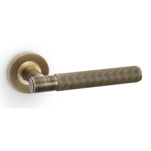 SPITFIRE LINEAR LEVER HANDLE ON ROUND ROSE