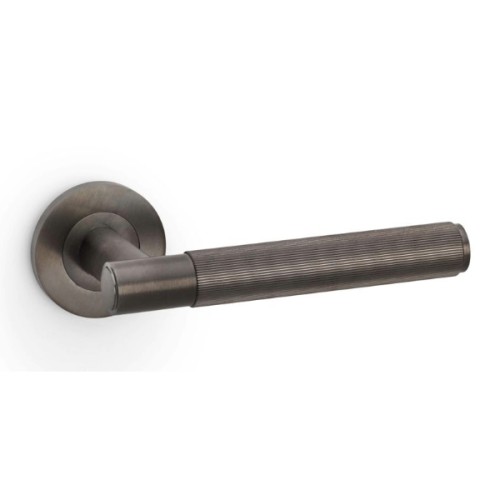 SPITFIRE LINEAR LEVER HANDLE ON ROUND ROSE