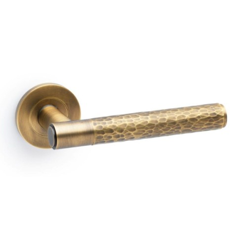 SPITFIRE HAMMERED LEVER HANDLE ON ROUND ROSE