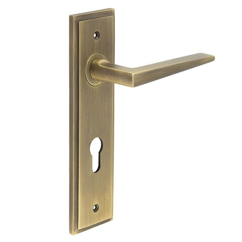 MAYFAIR LEVER HANDLE ON BACKPLATE