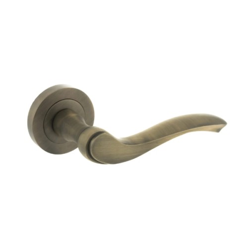 WARWICK SCROLL LEVER HANDLE ON ROUND ROSE