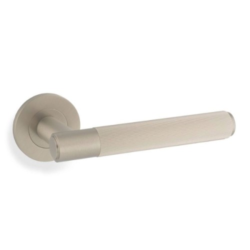 SPITFIRE LINEAR LEVER HANDLE ON ROUND ROSE