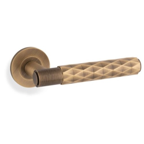 SPITFIRE DIAMOND CUT LEVER HANDLE ON ROUND ROSE