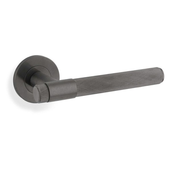 KNURLED KINGSTON LEVER HANDLE ON ROUND ROSE