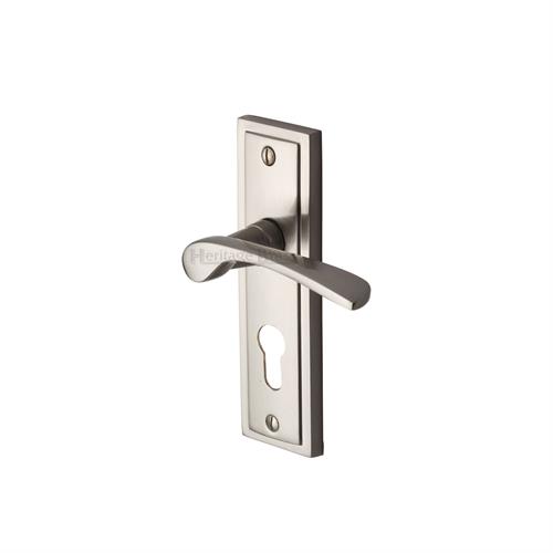 BOSTON LEVER HANDLE ON BACKPLATE