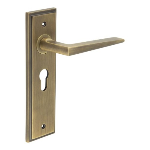 MAYFAIR LEVER HANDLE ON BACKPLATE