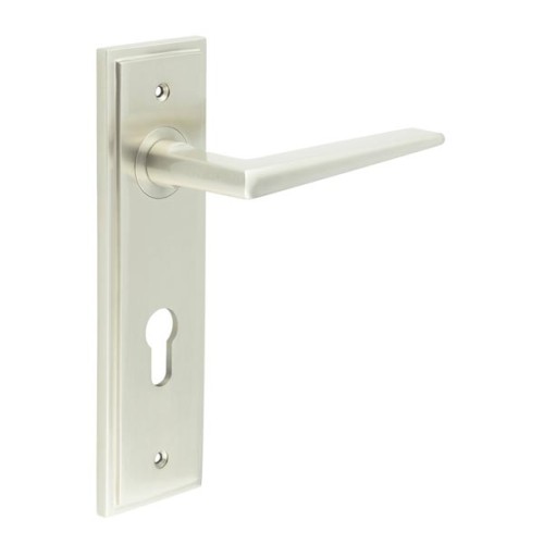 MAYFAIR LEVER HANDLE ON BACKPLATE