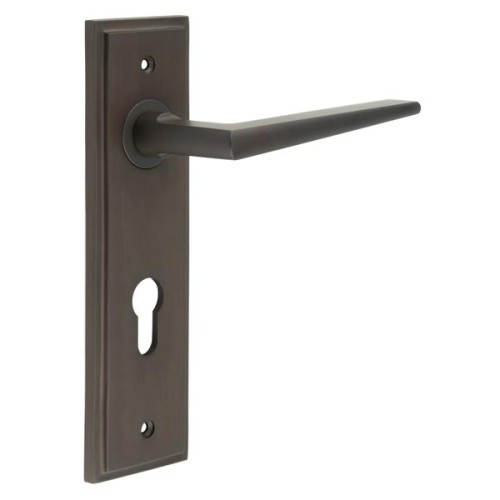 MAYFAIR LEVER HANDLE ON BACKPLATE