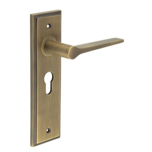 KNIGHTSBRIDGE LEVER HANDLE ON BACKPLATE