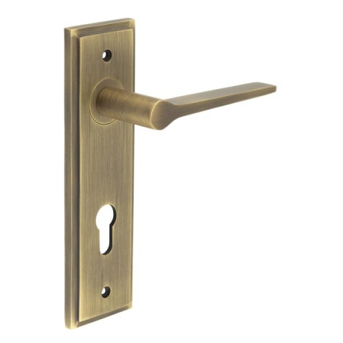 KNIGHTSBRIDGE LEVER HANDLE ON BACKPLATE