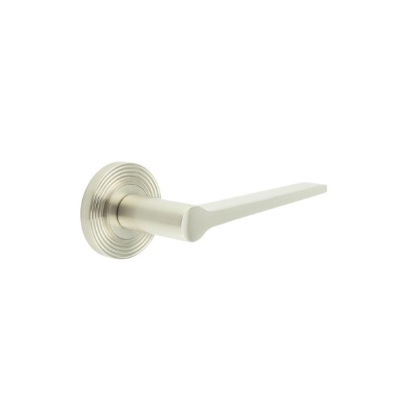 KNIGHTSBRIDGE LEVER HANDLE ON ROSE - (7 ROSE OPTIONS)