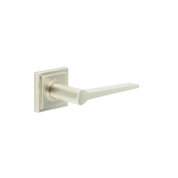 KNIGHTSBRIDGE LEVER HANDLE ON ROSE - (7 ROSE OPTIONS)