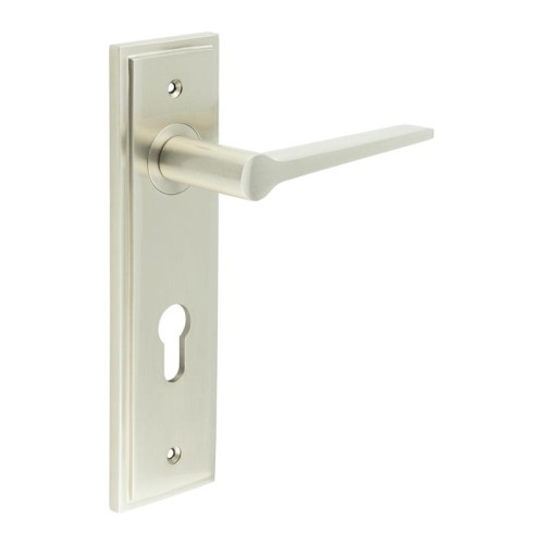 KNIGHTSBRIDGE LEVER HANDLE ON BACKPLATE