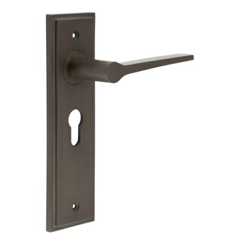 KNIGHTSBRIDGE LEVER HANDLE ON BACKPLATE