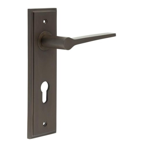 KNIGHTSBRIDGE LEVER HANDLE ON BACKPLATE