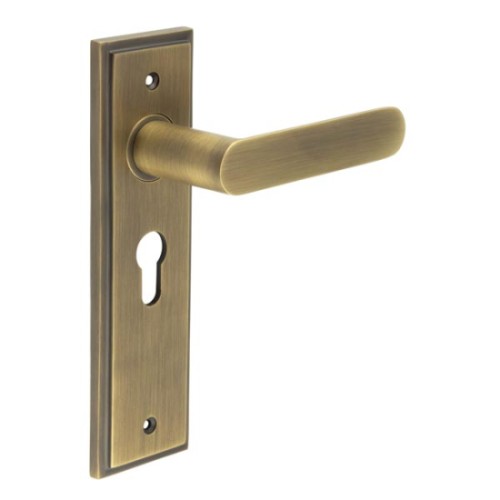 KENSINGTON LEVER HANDLE ON BACKPLATE