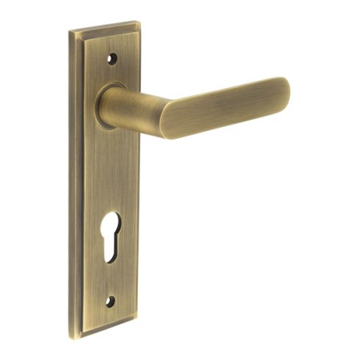 KENSINGTON LEVER HANDLE ON BACKPLATE