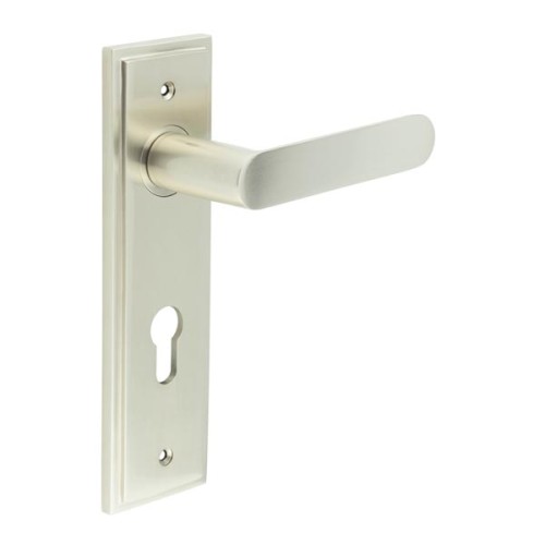 KENSINGTON LEVER HANDLE ON BACKPLATE