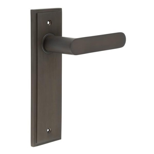 KENSINGTON LEVER HANDLE ON BACKPLATE