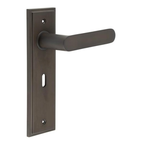 KENSINGTON LEVER HANDLE ON BACKPLATE