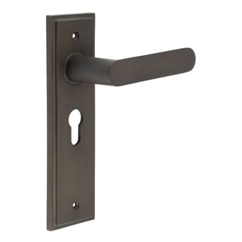 KENSINGTON LEVER HANDLE ON BACKPLATE