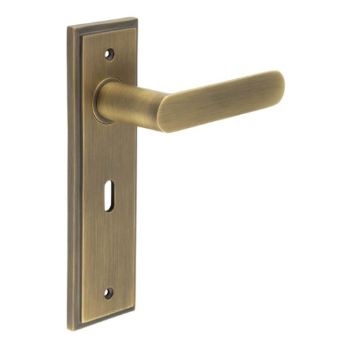 KENSINGTON LEVER HANDLE ON BACKPLATE