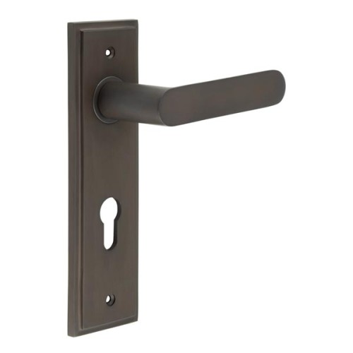 KENSINGTON LEVER HANDLE ON BACKPLATE