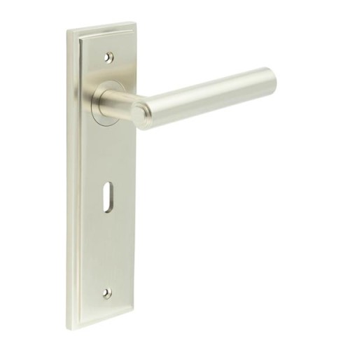 RICHMOND LEVER HANDLE ON BACKPLATE