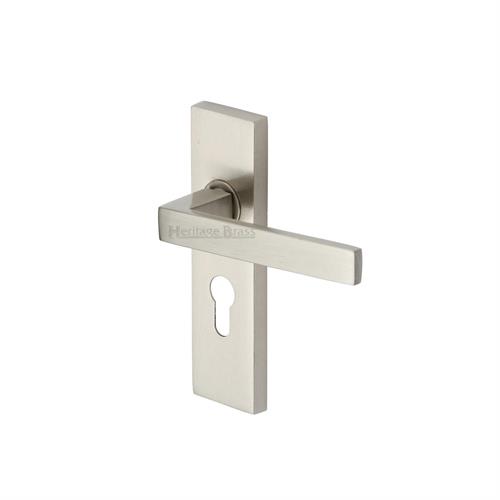 DELTA LEVER HANDLE ON BACKPLATE