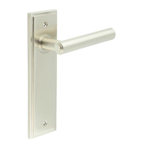 RICHMOND LEVER HANDLE ON BACKPLATE