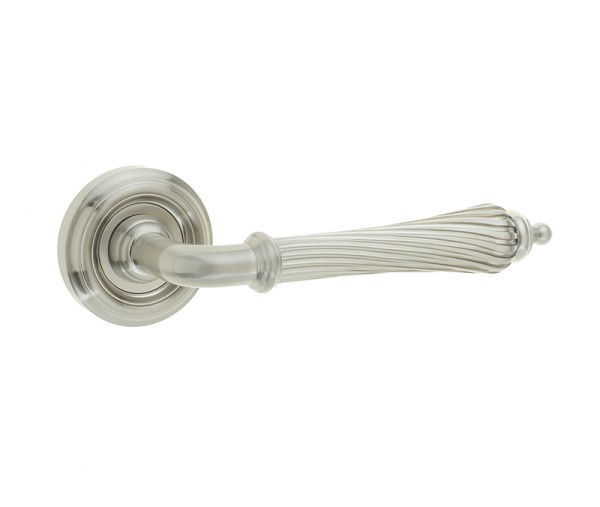 GISELLE LEVER HANDLE ON ROUND ROSE