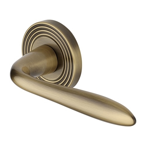 SUTTON LEVER HANDLE ON REEEDED ROUND ROSE