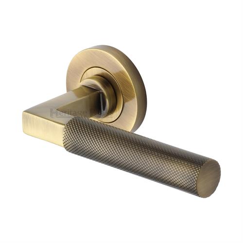 SIGNAC KNURLED LEVER HANDLE ON ROUND ROSE