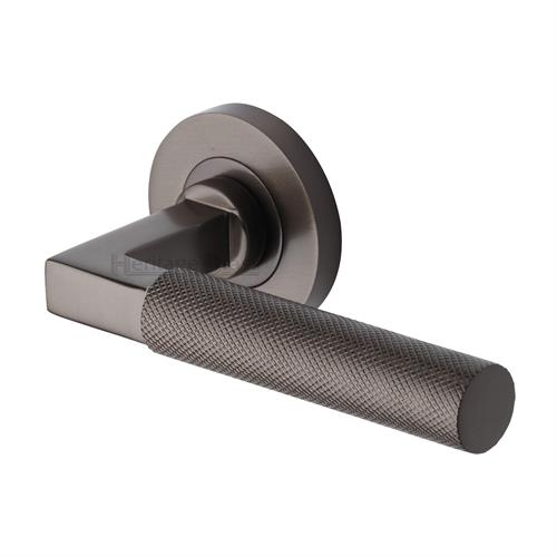 SIGNAC KNURLED LEVER HANDLE ON ROUND ROSE