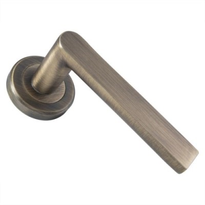 EDGE LEVER HANDLE ON ROUND ROSE