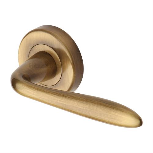 SUTTON LEVER HANDLE ON ROUND ROSE