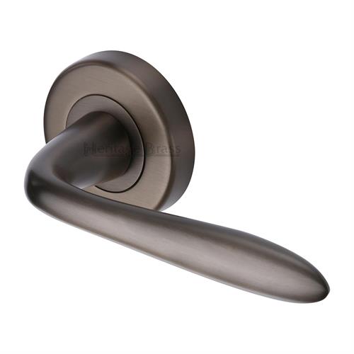 SUTTON LEVER HANDLE ON ROUND ROSE