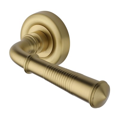 COLONIAL REEDED LEVER HANDLE ON ROUND ROSE