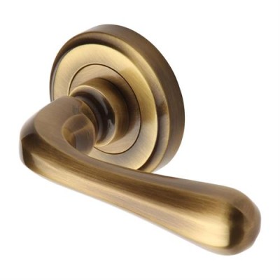 CHARLBURY LEVER HANDLE ON ROUND ROSE