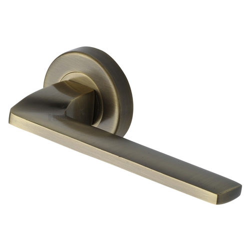 METRO ANGLED LEVER HANDLE ON ROUND ROSE