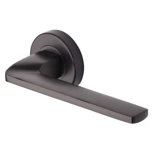 METRO ANGLED LEVER HANDLE ON ROUND ROSE