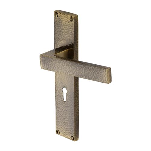 DELTA HAMMERED LEVER HANDLE ON BACKPLATE